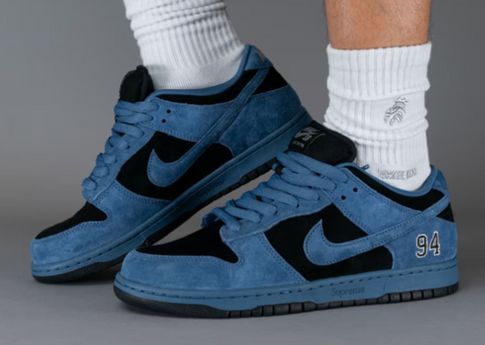 슈프림 x 나이키 SB Dunk Low "Ocean Fog" 출시! 독특한 감각의 패션 아이템